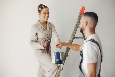 joven-linda-pareja-repara-habitacion